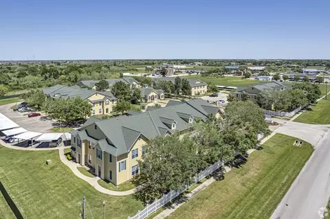 300 W Henderson Rd #508, Angleton, TX 77515