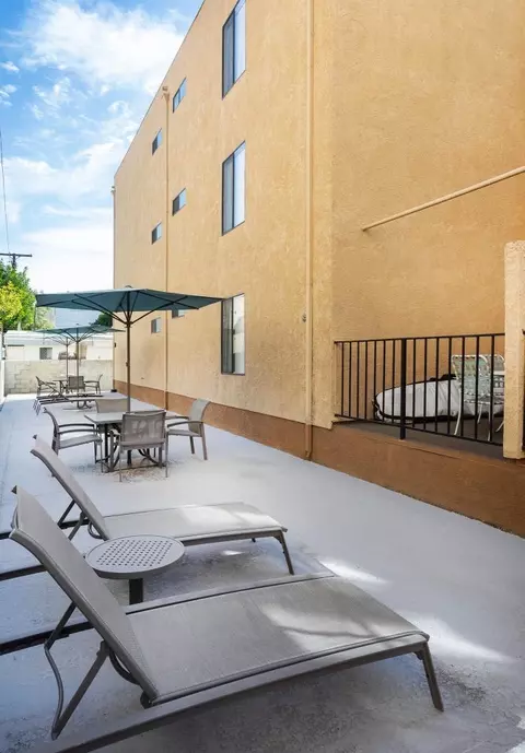 10711 Woodbridge St #305, Los Angeles, CA 91602