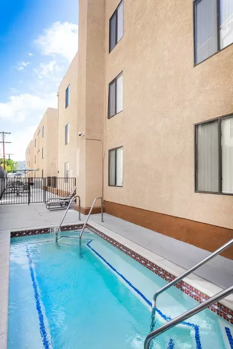 10711 Woodbridge St #205, Los Angeles, CA 91602