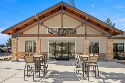 1310 N Pacific Hwy #G201, Woodburn, OR 97071