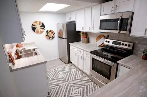 601 N Van Buren Trl #619, Hopkins, MN 55343