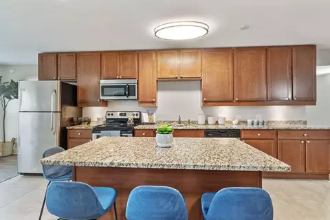 595 S Des Plaines River Rd #605, Des Plaines, IL 60016