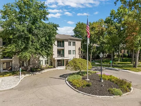 21900 Farmington Rd #207, Farmington, MI 48336