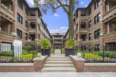 725 W Irving Park Rd #2702, Chicago, IL 60613