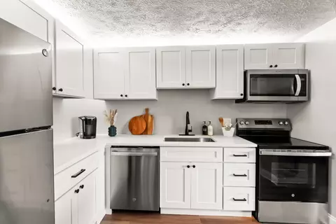 1120 Fox Hill Dr #207, Monroeville, PA 15146