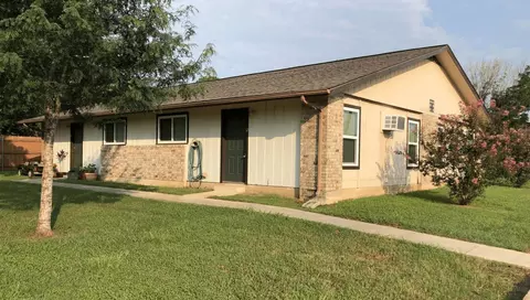 550 Hospital Blvd #1-19, Floresville, TX 78114