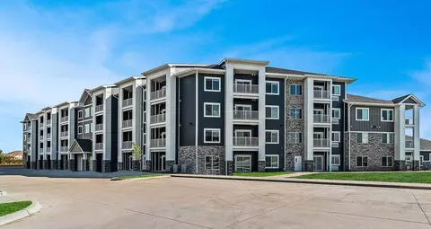 595 88th St #118, West Des Moines, IA 50266