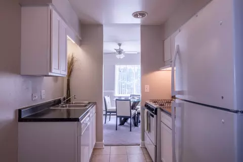 325 Ramblewood Dr #03-204, Glen Ellyn, IL 60137