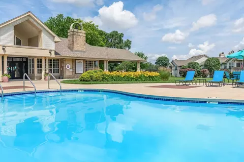 4280 S Ravinia Dr #11-201, Greenfield, WI 53221