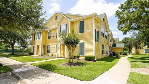 300 W Henderson Rd #302, Angleton, TX 77515