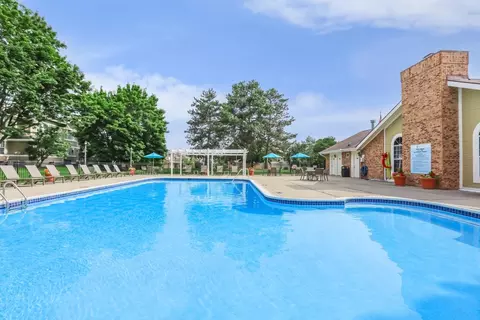 6834 Chimney Hill Dr #1910, West Bloomfield, MI 48322