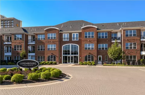 5100 W 82nd St #2410, Bloomington, MN 55437