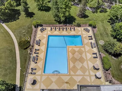 908 Ridge Sq #111, Elk Grove Village, IL 60007