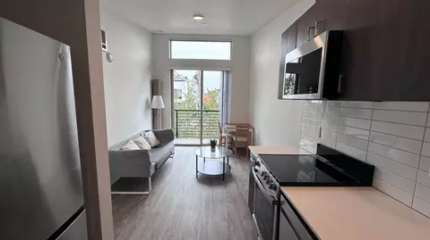 207 18th Ave #403, Seattle, WA 98122