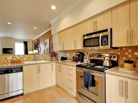 7000 NE 186th Pl #102, Kenmore, WA 98028