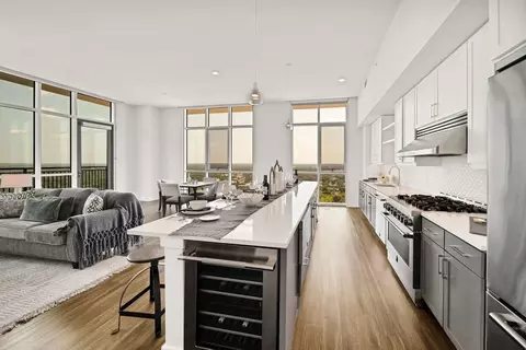 512 N College St #T1606, Charlotte, NC 28202