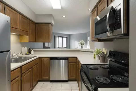 1370 Carling Dr #12-202, Saint Paul, MN 55108