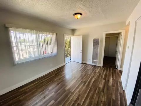 225 E Century Blvd #4, Los Angeles, CA 90003