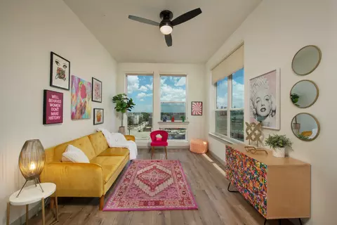 1111 Shepherd Dr #221, Houston, TX 77007