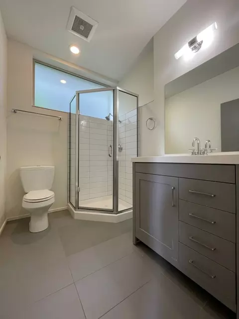 121212161220 E Remington Ct # 16-00, Seattle, WA 98122