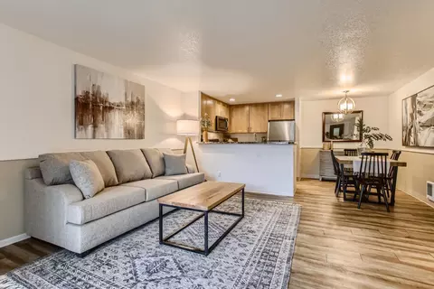 5300 Parkview Dr #1054, Lake Oswego, OR 97035