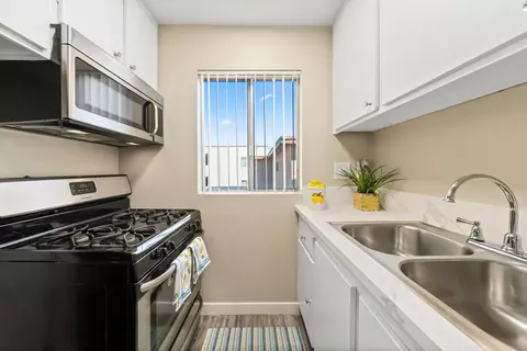 15353 Weddington St #D101, Los Angeles, CA 91411