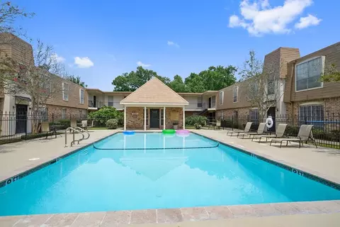 2100 College Dr #111, Baton Rouge, LA 70808