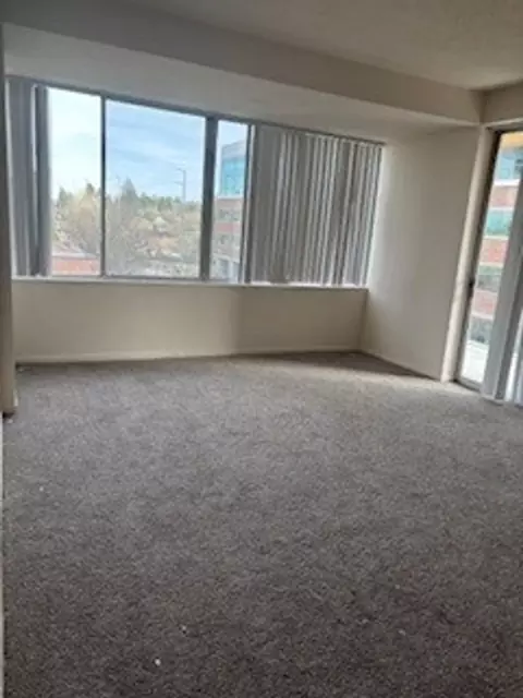 4265 NE Halsey St #111, Portland, OR 97213