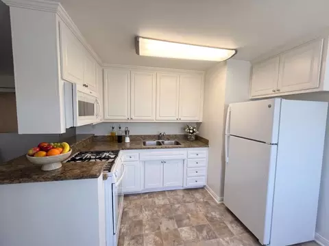 10822 Victory Blvd #24, Los Angeles, CA 91606