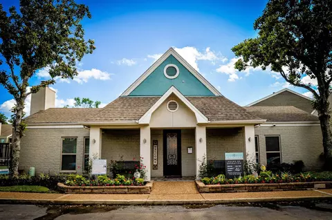 10751 Meadowglen Ln #210, Houston, TX 77042