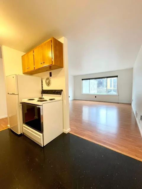 4214 11th Ave NE #402, Seattle, WA 98105