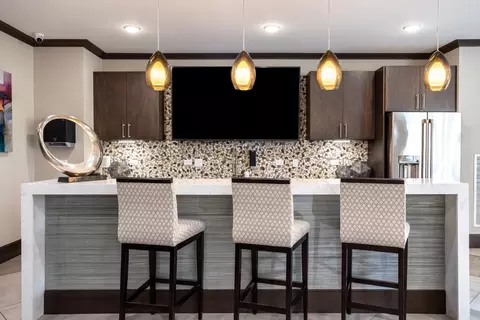 150 N East River Rd #304, Des Plaines, IL 60016