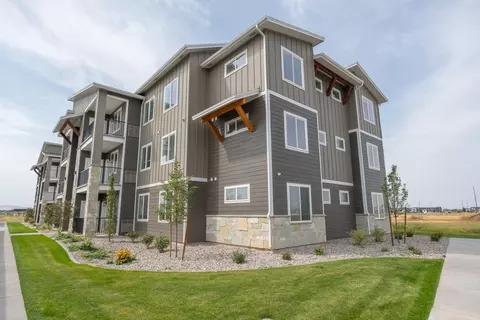 2746 Judy St #205, Ammon, ID 83406