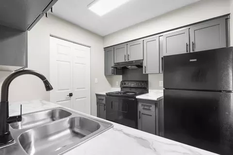 1182 Quail Run Dr #1152-1A, Columbus, IN 47201