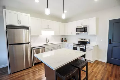 330 E Palm St #402, Duluth, MN 55811