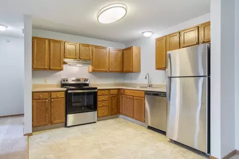 1105 Lions Park Dr #216, Elk River, MN 55330