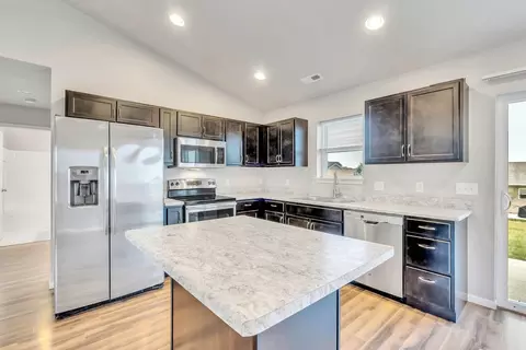 5481 Summerland Dr #5483, Waterloo, IA 50701