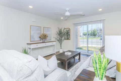 2601 N Cresthaven Ave #302, Springfield, MO 65803