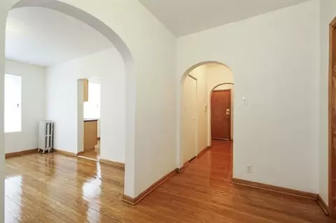 7612 S Kingston Ave #7612-2E, Chicago, IL 60649