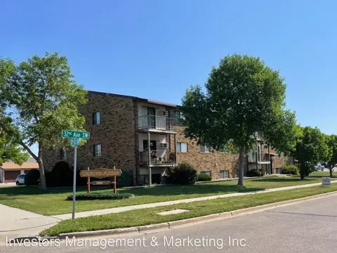 1112 32nd Ave SW #201, Minot, ND 58701