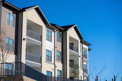 3500 W Colorado Blvd #2104, Dallas, TX 75211