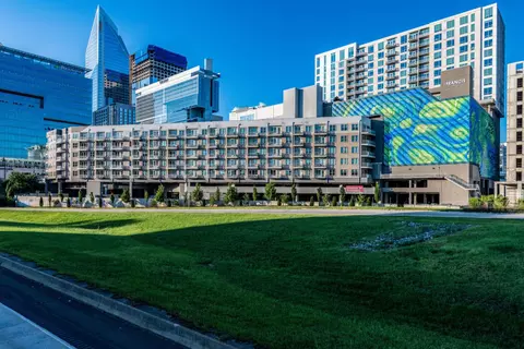 400 E Brooklyn Village Ave #1402, Charlotte, NC 28202
