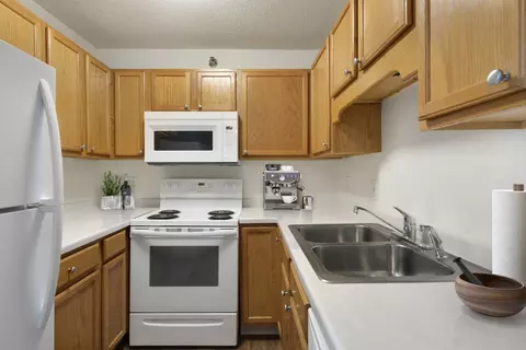 9801 W Harrison Rd #211, Bloomington, MN 55437