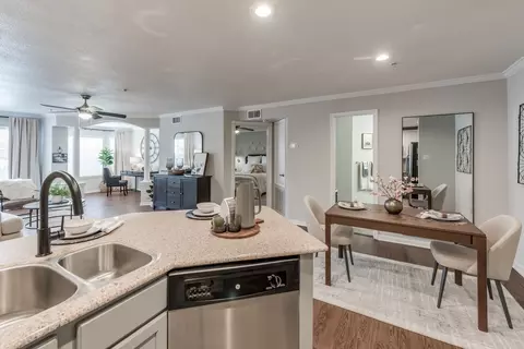 2100 Bering Dr #615, Houston, TX 77057