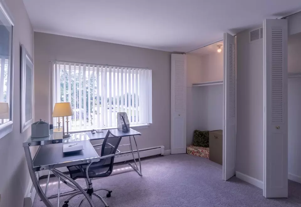 325 Ramblewood Dr #04-102, Glen Ellyn, IL 60137 photo 4