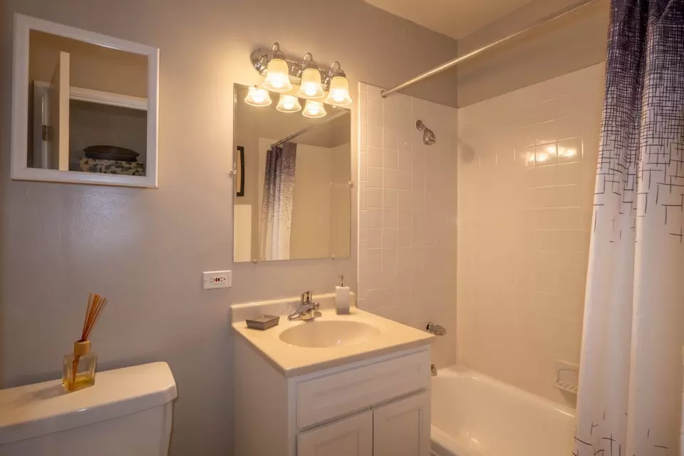  325 Ramblewood Dr #04-102, Glen Ellyn, IL 60137 photo 9