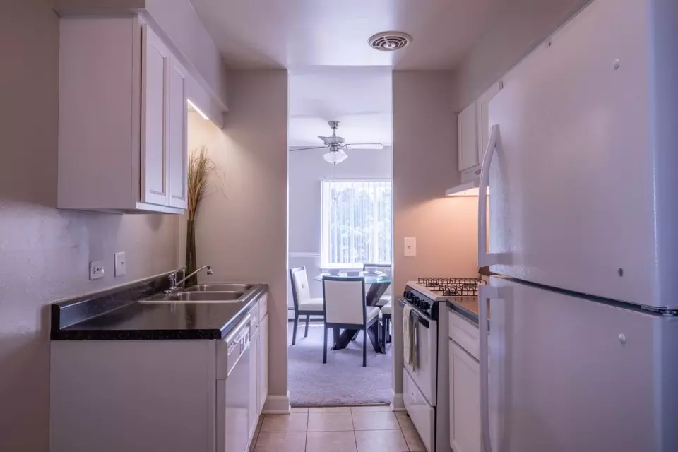  325 Ramblewood Dr #04-102, Glen Ellyn, IL 60137 photo 1