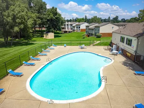 1340 Briarwood Dr #04-06, Waterford, MI 48327