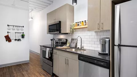 949 W Dakin St #318, Chicago, IL 60613