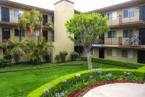 698 Orange Ave, Long Beach, CA 90802 photo 2
